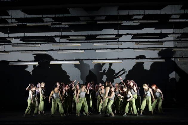 Ambur Braid (mittig als Katerina Lwowna Ismailowa) und Ensemble während der Fotoprobe für Lady Macbeth von Mzensk in der Komischen Oper im Schillertheater in Berlin, 28. Januar 2026. Oper in vier Akten von Dmitri Schostakowitsch. Musikalische Leitung James Gaffigan. Inszenierung Barrie Kosky. Bühne Rufus Didwiszus. Kostüme Victoria Behr. Premiere ist am 31. Januar 2026. Komische Oper Berlin Lady Macbeth von Mzensk