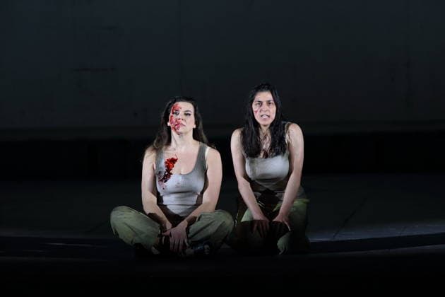 Ambur Braid (als Katerina Lwowna Ismailowa) und Susan Zarrabi (als Sonjetka), v.l., während der Fotoprobe für Lady Macbeth von Mzensk in der Komischen Oper im Schillertheater in Berlin, 28. Januar 2026. Oper in vier Akten von Dmitri Schostakowitsch. Musikalische Leitung James Gaffigan. Inszenierung Barrie Kosky. Bühne Rufus Didwiszus. Kostüme Victoria Behr. Premiere ist am 31. Januar 2026. Komische Oper Berlin Lady Macbeth von Mzensk