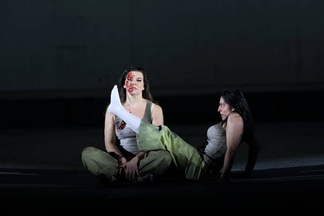 Ambur Braid (als Katerina Lwowna Ismailowa) und Susan Zarrabi (als Sonjetka), v.l., während der Fotoprobe für Lady Macbeth von Mzensk in der Komischen Oper im Schillertheater in Berlin, 28. Januar 2026. Oper in vier Akten von Dmitri Schostakowitsch. Musikalische Leitung James Gaffigan. Inszenierung Barrie Kosky. Bühne Rufus Didwiszus. Kostüme Victoria Behr. Premiere ist am 31. Januar 2026. Komische Oper Berlin Lady Macbeth von Mzensk