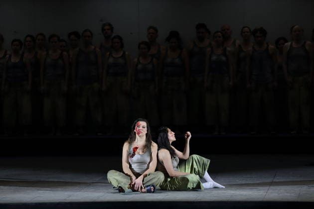 Ambur Braid (als Katerina Lwowna Ismailowa) und Susan Zarrabi (als Sonjetka), v.l., sowie Ensemble während der Fotoprobe für Lady Macbeth von Mzensk in der Komischen Oper im Schillertheater in Berlin, 28. Januar 2026. Oper in vier Akten von Dmitri Schostakowitsch. Musikalische Leitung James Gaffigan. Inszenierung Barrie Kosky. Bühne Rufus Didwiszus. Kostüme Victoria Behr. Premiere ist am 31. Januar 2026. Komische Oper Berlin Lady Macbeth von Mzensk
