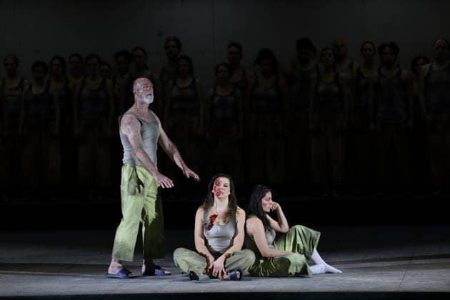 Stephen Bronk (als Alter Zwangsarbeiter), Ambur Braid (als Katerina Lwowna Ismailowa) und Susan Zarrabi (als Sonjetka), v.l., sowie Ensemble während der Fotoprobe für Lady Macbeth von Mzensk in der Komischen Oper im Schillertheater in Berlin, 28. Januar 2026. Oper in vier Akten von Dmitri Schostakowitsch. Musikalische Leitung James Gaffigan. Inszenierung Barrie Kosky. Bühne Rufus Didwiszus. Kostüme Victoria Behr. Premiere ist am 31. Januar 2026. Komische Oper Berlin Lady Macbeth von Mzensk