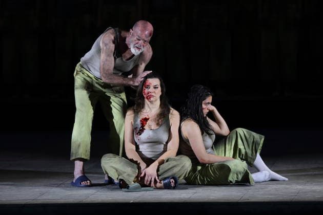Stephen Bronk (als Alter Zwangsarbeiter), Ambur Braid (als Katerina Lwowna Ismailowa) und Susan Zarrabi (als Sonjetka), v.l., während der Fotoprobe für Lady Macbeth von Mzensk in der Komischen Oper im Schillertheater in Berlin, 28. Januar 2026. Oper in vier Akten von Dmitri Schostakowitsch. Musikalische Leitung James Gaffigan. Inszenierung Barrie Kosky. Bühne Rufus Didwiszus. Kostüme Victoria Behr. Premiere ist am 31. Januar 2026. Komische Oper Berlin Lady Macbeth von Mzensk