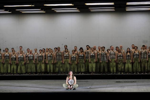 Ambur Braid (als Katerina Lwowna Ismailowa) und Ensemble während der Fotoprobe für Lady Macbeth von Mzensk in der Komischen Oper im Schillertheater in Berlin, 28. Januar 2026. Oper in vier Akten von Dmitri Schostakowitsch. Musikalische Leitung James Gaffigan. Inszenierung Barrie Kosky. Bühne Rufus Didwiszus. Kostüme Victoria Behr. Premiere ist am 31. Januar 2026. Komische Oper Berlin Lady Macbeth von Mzensk
