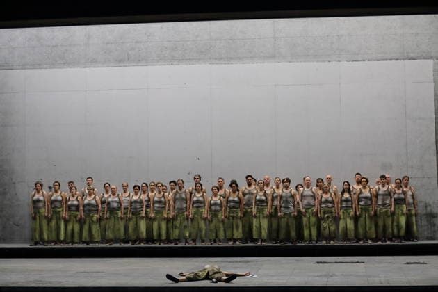 Ambur Braid (als Katerina Lwowna Ismailowa) und Ensemble während der Fotoprobe für Lady Macbeth von Mzensk in der Komischen Oper im Schillertheater in Berlin, 28. Januar 2026. Oper in vier Akten von Dmitri Schostakowitsch. Musikalische Leitung James Gaffigan. Inszenierung Barrie Kosky. Bühne Rufus Didwiszus. Kostüme Victoria Behr. Premiere ist am 31. Januar 2026. Komische Oper Berlin Lady Macbeth von Mzensk