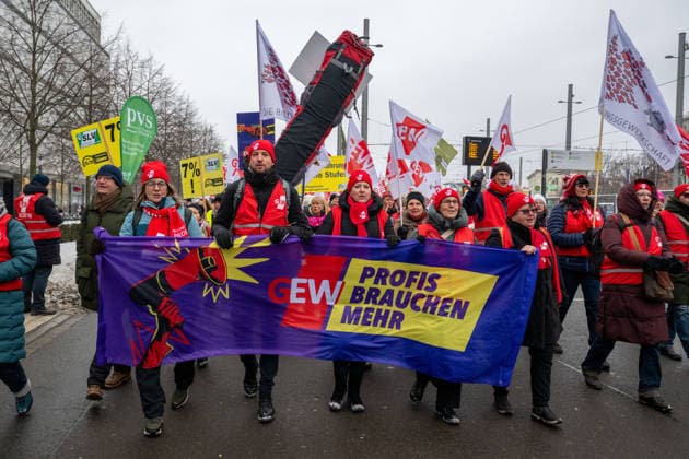 Leipzig - Tausende Lehrkräfte im Warnstreik: GEW-Mitglieder protestieren um Leipziger Stadtring 29.01.2026 gegen 11 Uhr Leipzig, Richard-Wagner-Platz Tröndlinring Am Donnerstagvormittag kam es in Leipzig am Richard-Wagner-Platz sowie zeitgleich in Dresden zu zentralen Protestkundgebungen im Rahmen des landesweiten Warnstreiks der sächsischen Lehrkräfte. Die Gewerkschaften hatten für den 29. Januar 2026 zu einem finalen Warnstreik aufgerufen, an dem sich Lehrkräfte aus ganz Sachsen beteiligen sollten. In Leipzig begann die Kundgebung gegen 10 Uhr und wurde vom Deutscher Gewerkschaftsbund und der GEW Sachsen organisiert. Ersten Zählungen zufolge sollen rund 3.000 Menschen an dem Protest teilgenommen haben. Mit den Arbeitskampfmaßnahm Copyright: xEHLxMedia Erik-HolmxLanghofx 20260129_gew-streik-leipzig_5