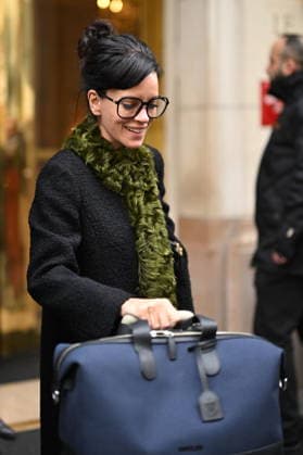 Lily Allen leaves the Bristol Hotel in Paris on 29 January 2026 Pierre Perusseau Bestimage Lily Allen leaves the Bristol Hotel in Paris on 29 January 2026 Paris France  Copyright: xPierrexPerusseaux xBestimagexPierrexPerusseaux xBestimagex