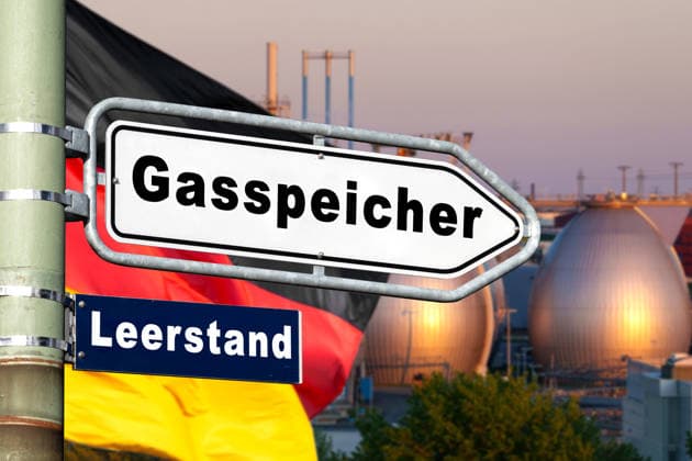 Germany - January 29, 2026: PHOTOMONTAGE, signpost with German flag in front of gas storage facility with the inscription: Gas storage facility and vacancy. Symbolic image of low fill levels, gas shortages, and the tense energy supply situation in Germany during the gas crisis *** FOTOMONTAGE, Wegweiser Schild mit Deutschland Flagge vor Gasspeicher mit der Aufschrift: Gasspeicher und Leerstand. Symbolbild niedrige Füllstände, Gasmangel und die angespannte Energieversorgung in Deutschland während der Gaskrise