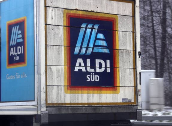 29.01.2026, Deutschland, NRW, Lebensmittelkonzerne, Aldi Süd kündigt einen massiven Stellenabbau in seiner Zentrale in Mülheim an, das betrifft vor allem die Bereiche Buchhaltung, Personal und Einkauf. Aldi Süd LKW auf einer Autobahn, Deutschland *** 29 01 2026, Germany, NRW, Food companies, Aldi Süd announces massive job cuts at its headquarters in Mülheim, mainly in the areas of accounting, human resources and purchasing Aldi Süd truck on a highway, Germany Copyright: xD.xKerlekin SnowfieldxPhotographyx SF290126AldiSuedD