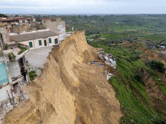 Sicily Landslide Forces Evacuation of 1,500 - Italy Homes teeter on the edge and roadways damaged in the area affected by the landslide in Niscemi. in Italy on January 28, 2026. Photo by Andrea Petrelli IPA ABACAPRESS.COM Niscemi Italy  Copyright: xIPA ABACAx