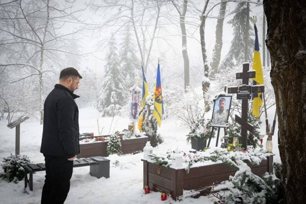 Ukrainian President Volodymyr Zelenskyy participates in commemorating the heroes of Kruty by laying flowers at their memorial at Askold s grave Ukrainian President Volodymyr Zelenskyy participates in commemorating the heroes of Kruty by laying flowers at their memorial at Askold s grave, on the anniversary of the Battle of Kruty, Kyiv, Ukraine, January 29, 2026. Photo by PRESIDENT OF UKRAINE apaimages Ukraine Ukraine Ukraine 290126_Ukraine_UPO_00(14).jpeg Copyright: xapaimagesxPRESIDENTxOFxUKRAINEx xapaimagesx