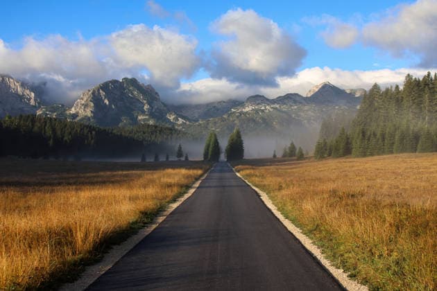 Herbst in Montenegro 25.09.2025 Durmitor Nationalpark (Montenegro) Im Foto: Blick auf die Bergwelt im Durmitor Gebirge in Montenegro mit einer Straße im Vordergrund Montenegro *** Autumn in Montenegro 25 09 2025 Durmitor National Park Montenegro In the photo View of the mountain world in the Durmitor Mountains in Montenegro with a road in the foreground Montenegro Copyright: xEHLxMedia BjörnxStachx 20250925_montenegro-herbst-urlaub-bs_24