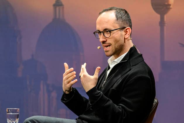GER, Berlin, Constantin Schreiber - Late Night, on stage, at the Urania, pictured from left: Star pianist Igor Levit, January 29, 2026, Copyright: HMBxMedia UwexKoch