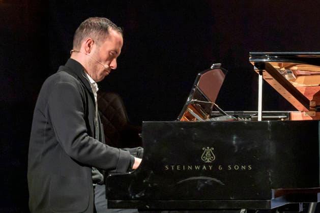 GER, Berlin, Constantin Schreiber - Late Night, on stage, at the Urania, pictured from left: January 29, 2026, Copyright: HMBxMedia UwexKoch