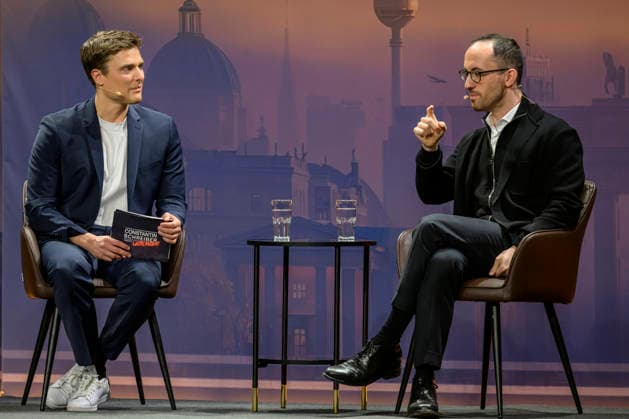 GER, Berlin, Constantin Schreiber - Late Night, on stage, at the Urania, pictured from left: Constantin Schreiber, Star pianist Igor Levit, January 29, 2026, Copyright: HMBxMedia UwexKoch