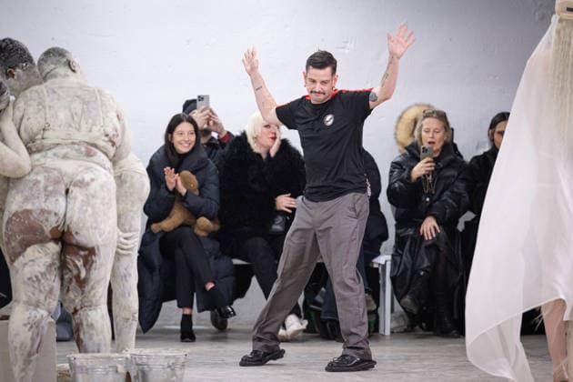 PFW - Charlie Le Mindu Runway Charlie Le Mindu gestures a creation for Charlie Le Mindu ( Skins Couture SS26 ) for the Women s Haute Couture Spring Summer 2026 collection fashion show as part of the Paris Haute Couture Fashion Week, in Paris, on January 29, 2026. Photo by Alexis Jumeau ABACAPRESS.COM Paris France  Copyright: xJumeauxAlexis ABACAx