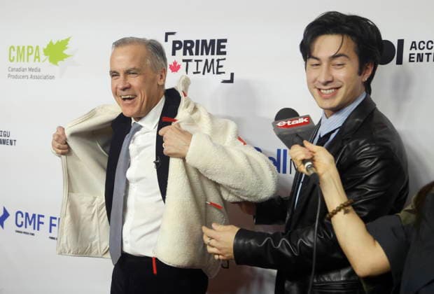 January 29, 2026, Ottawa, On, Canada: Hudson Williams, star of the TV series Heated Rivalry presents Prime Minister Mark Carney with a fleece from the show on the red carpet at the Prime Time screen and media industry conference gala in Ottawa, on Thursday, January 29, 2026. Ottawa Canada  - ZUMAc35_ 20260129_zaf_c35_186 Copyright: xPatrickxDoylex