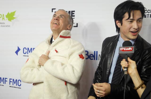 January 29, 2026, Ottawa, On, Canada: Hudson Williams, star of the TV series Heated Rivalry presents Prime Minister Mark Carney with a fleece from the show on the red carpet at the Prime Time screen and media industry conference gala in Ottawa, on Thursday, January 29, 2026. Ottawa Canada  - ZUMAc35_ 20260129_zaf_c35_187 Copyright: xPatrickxDoylex