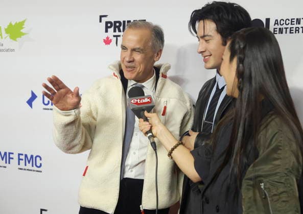 January 29, 2026, Ottawa, On, Canada: Hudson Williams, star of the TV series Heated Rivalry presents Prime Minister Mark Carney with a fleece from the show on the red carpet at the Prime Time screen and media industry conference gala in Ottawa, on Thursday, January 29, 2026. Ottawa Canada  - ZUMAc35_ 20260129_zaf_c35_191 Copyright: xPatrickxDoylex
