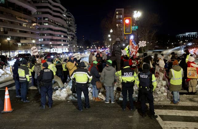 January 29, 2026, Washington Dc, Virginia, USA: Metropolitan police officers stop activists from marching to the John F. Kennedy Memorial Center For The Performing Arts, ahead of the screening of Ã’MelaniaO, the documentary about the US First Lady, Melania Trump, in Washington, DC, USA, on January 29, 2026. Ã’MelaniaO was directed by Brett Ratner, and Amazon paid 0 million to license the film, which follows the first lady in the twenty days before her return to the White House. Washington Dc USA - ZUMAs337 20260129_znp_s337_014 Copyright: xGentxShkullakux