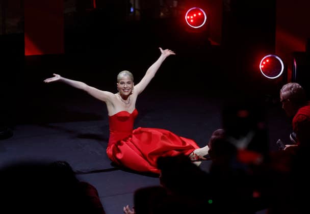 Selma Blair reacts after falling down on the stage at The American Heart Association s Red Dress Collection Concert 2026 at Jazz at Lincoln Center on Thursday, January 29, 2026 in New York City.  NYP20260129241 JOHNxANGELILLO
