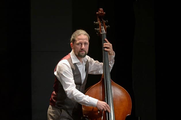 Konzert des Schneeberger und Bakanic Quartetts, mit Bella Via, im Kulturzentrum AlFa in Steyrermühl Laakirchen, fotografiert am 29.1.2026,. Das Bild zeigt Kontrabassist Martin Heinzle 2026 - Konzert des Schneeberger und Bakanic Quartetts, mit Bella Via, im Kulturzentrum AlFa in Steyrermühl Laakirchen, am 29.1.2026