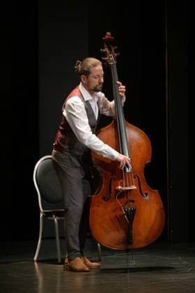 Konzert des Schneeberger und Bakanic Quartetts, mit Bella Via, im Kulturzentrum AlFa in Steyrermühl Laakirchen, fotografiert am 29.1.2026,. Das Bild zeigt Kontrabassist Martin Heinzle 2026 - Konzert des Schneeberger und Bakanic Quartetts, mit Bella Via, im Kulturzentrum AlFa in Steyrermühl Laakirchen, am 29.1.2026