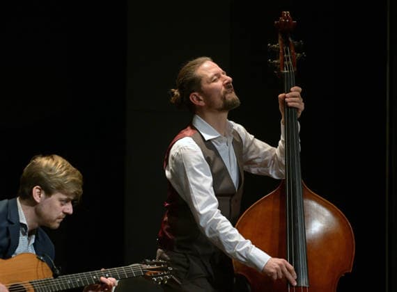 Konzert des Schneeberger und Bakanic Quartetts, mit Bella Via, im Kulturzentrum AlFa in Steyrermühl Laakirchen, fotografiert am 29.1.2026,. Das Bild zeigt den Gitarristen Julian Wohlmuth und den Kontrabassist Martin Heinzle 2026 - Konzert des Schneeberger und Bakanic Quartetts, mit Bella Via, im Kulturzentrum AlFa in Steyrermühl Laakirchen, am 29.1.2026