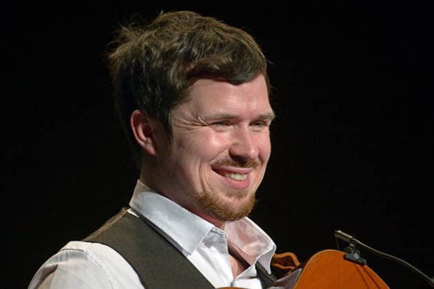 Konzert des Schneeberger und Bakanic Quartetts, mit Bella Via, im Kulturzentrum AlFa in Steyrermühl Laakirchen, fotografiert am 29.1.2026,. Das Bild zeigt ein Profil des Gitarristen Diknu Schneeberger 2026 - Konzert des Schneeberger und Bakanic Quartetts, mit Bella Via, im Kulturzentrum AlFa in Steyrermühl Laakirchen, am 29.1.2026