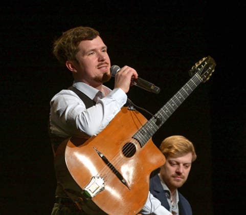 Konzert des Schneeberger und Bakanic Quartetts, mit Bella Via, im Kulturzentrum AlFa in Steyrermühl Laakirchen, fotografiert am 29.1.2026,. Das Bild zeigt den Gitarristen Diknu Schneeberger während einer Ansage. Dahinter ist der Gitarrist Julian Wohlmuth zu sehen 2026 - Konzert des Schneeberger und Bakanic Quartetts, mit Bella Via, im Kulturzentrum AlFa in Steyrermühl Laakirchen, am 29.1.2026