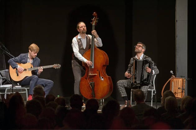 Konzert des Schneeberger und Bakanic Quartetts, mit Bella Via, im Kulturzentrum AlFa in Steyrermühl Laakirchen, fotografiert am 29.1.2026,. Das Bild zeigt v.l.n.r.: Gitarrist Julian Wohlmuth, Kontrabassist Martin Heinzle, Akkordeonspieler Christian Bakanic 2026 - Konzert des Schneeberger und Bakanic Quartetts, mit Bella Via, im Kulturzentrum AlFa in Steyrermühl Laakirchen, am 29.1.2026