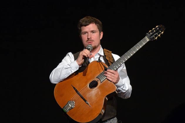 Konzert des Schneeberger und Bakanic Quartetts, mit Bella Via, im Kulturzentrum AlFa in Steyrermühl Laakirchen, fotografiert am 29.1.2026,. Das Bild zeigt den Gitarristen Diknu Schneeberger während einer Ansage 2026 - Konzert des Schneeberger und Bakanic Quartetts, mit Bella Via, im Kulturzentrum AlFa in Steyrermühl Laakirchen, am 29.1.2026