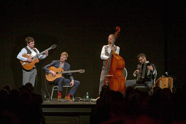 Konzert des Schneeberger und Bakanic Quartetts, mit Bella Via, im Kulturzentrum AlFa in Steyrermühl Laakirchen, fotografiert am 29.1.2026,. Das Bild zeigt v.l.n.r.: Gitarrist Diknu Schneeberger, Gitarrist Julian Wohlmuth, Kontrabassist Martin Heinzle, Akkordeonspieler Christian Bakanic 2026 - Konzert des Schneeberger und Bakanic Quartetts, mit Bella Via, im Kulturzentrum AlFa in Steyrermühl Laakirchen, am 29.1.2026