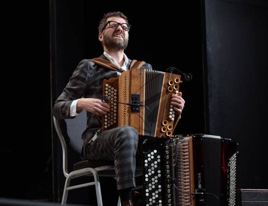 Konzert des Schneeberger und Bakanic Quartetts, mit Bella Via, im Kulturzentrum AlFa in Steyrermühl Laakirchen, fotografiert am 29.1.2026,. Das Bild zeigt den Akkordeonspieler Christian Bakanic 2026 - Konzert des Schneeberger und Bakanic Quartetts, mit Bella Via, im Kulturzentrum AlFa in Steyrermühl Laakirchen, am 29.1.2026