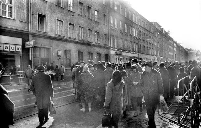 Brandanschlag auf Jüdisches Altersheim Reichenbachstrasse in München am 13. Februar 1970, bei dem 7 Menschen getötet wurden steht nach über 50 Jahren vor der Aufklärung: Die Münchner Staatsanwaltschaft ermittelt gegen dem 2020 gestorbenen Münchner Rechtsextremist Bernd V., der das Seniorenheim angezündet haben soll.Der Spiegel berichtete, dass der Verdächtige Bernd V. 1971 die gotische Madonna aus der Schlosskapelle Blutenburg gestohlen hat und beim Schauspieler Walter Sedlmayr versteckte. *** Arson attack on Jewish retirement home Reichenbachstrasse in Munich on February 13, 1970, in which 7 people were killed is about to be solved after more than 50 years The Munich public prosecutors office is investigating the Munich right-wing Copyright: xHeinzxGebhardtx