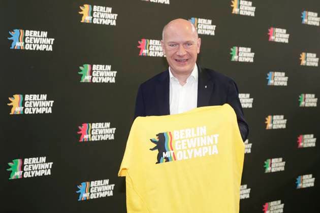 30.01.2026, Stadt Berlin startet Bewerbung um die Olympischen Spiele 2026 2040 beim DOSB, Pressekonferenz im Velodrom in Berlin mit Kai Wegner, Regierender Buergermeister, mit T-Shirt, Slogan Berlin gewinnt mit Olympia, Berlin Deutschland, Germany *** 30 01 2026, City of Berlin launches bid for the 2026 2040 Olympic Games with the DOSB, press conference at the Velodrom in Berlin with Kai Wegner, Governing Mayor, with T-shirt, slogan Berlin wins with Olympia, Berlin Germany, Germany