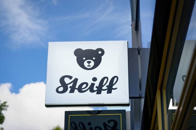 Nahaufnahme des ikonischen Steiff-Logos mit dem berühmten Teddybärkopf. Professionelle Fotografie eines Markengeschäfts in der Kölner City *** Close-up of iconic Steiff Logos with the famous Teddy bear head professional Photography one Brand business in the Cologne City 1133501734
