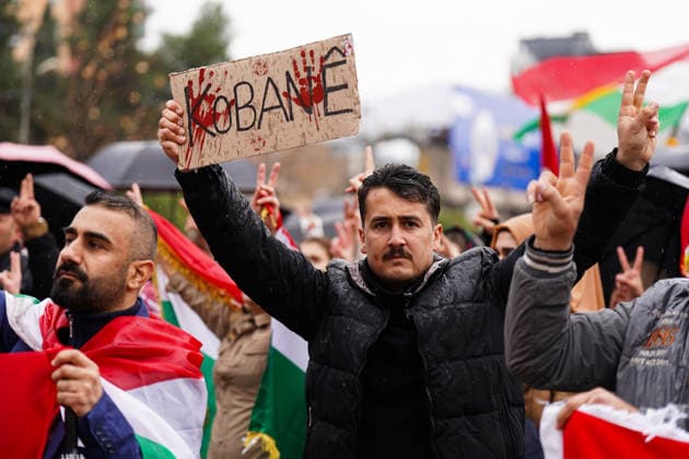 Demonstration in Duhok in solidarity with the Kurds in Rojava, Syria - 30 Jan 2026 A Kurdish man holds a placard during a demonstration at Newroz Square in solidarity with the Kurdish people of Rojava (northeast Syria). Cities across the Kurdistan Region witnessed demonstrations condemning the recent military escalation and the siege imposed by Syrian regime forces on Kurdish-held areas in Rojava (northeast Syria). Waving Kurdish flags, demonstrators gathered in large crowds and called on the international community and the United Nations to intervene to protect civilians. Duhok Iraq Copyright: xIsmaelxAdnanx xSOPAxImagesx IADNAN_04056