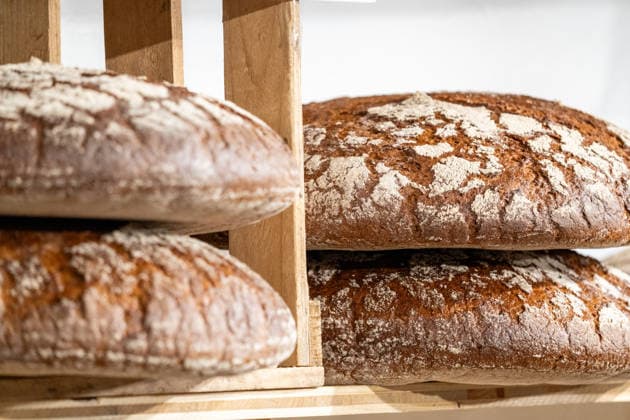 Augsburg, Bavaria, Germany - January 30, 2026: The AFAIR (formerly AFA) trade fair in Augsburg. Several rustic loaves of bread are displayed on wooden shelves, showcasing traditionally made artisan bread with a thick crust. The motif stands for the art of baking, regionality, and high-quality food. *** Die AFAIR (ehemals AFA) Messe in Augsburg. Mehrere rustikale Brotlaibe liegen auf Holzregalen aus und zeigen traditionell hergestelltes Handwerksbrot mit kräftiger Kruste. Das Motiv steht für Backkunst, Regionalität und hochwertige Lebensmittel.