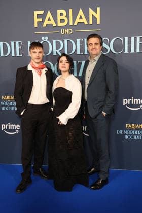Anton Dreger, Tamara Romera Gines und Bastian Pastewka bei der öFabian und Die moerderische Hochzeit (Amazon Prime) Film Premiere am 30.01.2026 in Koeln Bastian Pastewkas Fabian und Die moerderische Hochzeit (Amazon Prime) Filmpremiere in Koeln