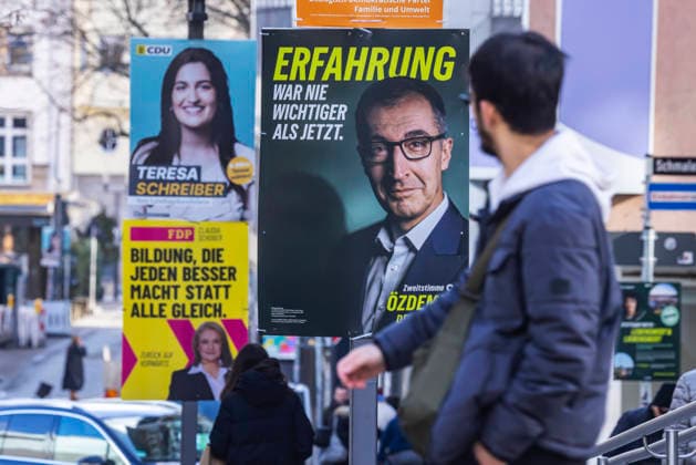 Landtagswahl 2026 in Baden-Württemberg. Wahlplakate in der Innenstadt von Stuttgart. Plakat der Partei GRÜNE mit Sotzenkandidat Cem Özdemir. 31.01.2026, Stuttgart, Baden-Württemberg, Deutschland *** State election 2026 in Baden Württemberg Election posters in the city center of Stuttgart Poster of the party GRÜNE with candidate Cem Özdemir 31 01 2026, Stuttgart, Baden Württemberg, Germany