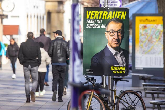 Landtagswahl 2026 in Baden-Württemberg. Wahlplakate in der Innenstadt von Stuttgart. Plakat der Partei GRÜNE mit Sotzenkandidat Cem Özdemir. 31.01.2026, Stuttgart, Baden-Württemberg, Deutschland *** State election 2026 in Baden Württemberg Election posters in the city center of Stuttgart Poster of the party GRÜNE with candidate Cem Özdemir 31 01 2026, Stuttgart, Baden Württemberg, Germany