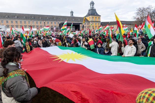 Pro-kurdische Großdemonstration auf der Hofgartenwiese in Bonn Am 31. Januar 2026 ziehen mehrere tausend Kurden und Unterstützer auf die Hofgartenwiese in der Bonner Innenstadt, um gegen die aktuelle Lage in Nord- und Ostsyrien zu protestieren. Die Kundgebung begann um 14:00 Uhr unter dem Motto Die Lage in Syrien und wurde von den Veranstaltern mit bis zu 15.000 Teilnehmenden angemeldet. Polizei und Einsatzkräfte sind mit einem Großaufgebot vor Ort, um den Veranstaltungsverlauf zu begleiten und Verkehrsbeeinträchtigungen in der Innenstadt zu minimieren. Bonn Innenstadt Nordrhein-Westfalen Deutschland *** Pro-Kurdish large-scale demonstration on the Hofgartenwiese in Bonn On 31 January 2026, several thousand Kurds and supporters w