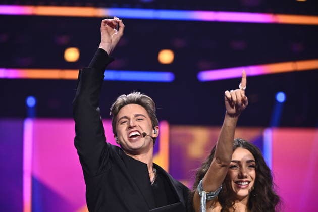 LINKÖPING, SWEDEN 20260131 Presenters Hampus Nessvold and Gina Dirawi on stage during Saturdays round 1 of Melodifestivalen 2026 Saab arena in Linköping LINKÖPING SWEDEN x10060x  Copyright: xHenrikxMontgomery TTx MELODIFESTIVALEN 2026 LINKÖPING C5PcFwM3y2Y