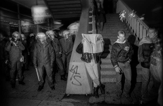 Demo Menschenwürde Deutschland, Berlin, 08.11.1992, Demo: Die Würde des Menschen ist unantastbar(Art. 16), am Kaufhof Gebäude, Alexanderplatz, Zeitungsleser, Â *** Demo Menschenwürde Deutschland, Berlin, 08 11 1992, Demo Die Würde des Menschen ist unantastbar Art 16 , at the Kaufhof building, Alexanderplatz, newspaper readers, Â