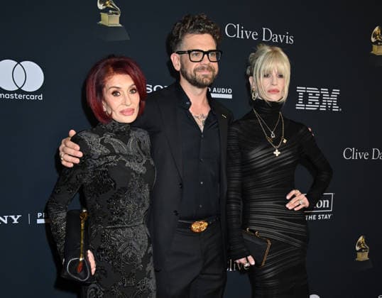 Pre-GRAMMY Gala 2026 Sharon Osbourne, Jack Osbourne and Kelly Osbourne arriving to the 2026 Pre-GRAMMY Gala held at the Beverly Hilton Hotel on January 31, 2026 in Beverly Hills, Ca. Beverly Hills Beverly Hilton Hotel California USA Copyright: xTammiexArroyox xAFF-USA.comx
