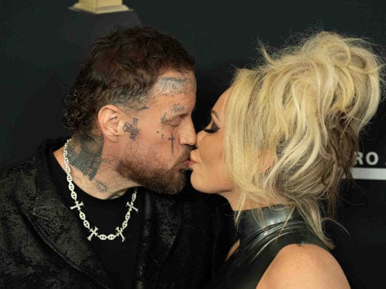 January 31, 2026, Beverly Hills, California, United States: Jelly Roll and Bunnie Xo kiss on the red carpet of the Pre-Grammy Gala at the The Beverly Hilton hotel in Beverly Hills California on Jan. 31, 2026. Beverly Hills United States - ZUMAt169 20260131_zep_t169_015 Copyright: xConnorxTerryx