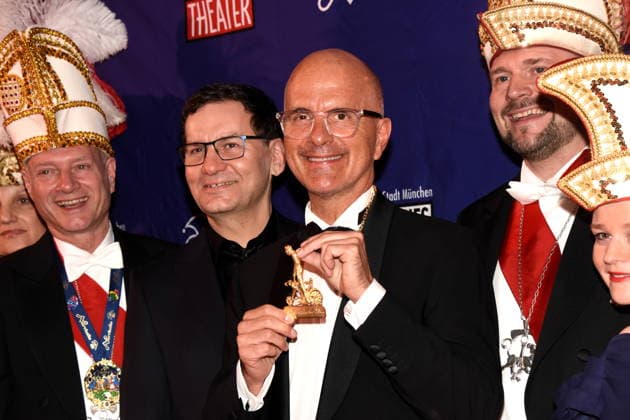 Laudator Moritz Netenjakob Autor Kabarettist Christoph Maria Herbst Schauspieler Karl Valentin Orden Preistraeger 2026 Matthias Stolz Narrhalla Praesident mit Praesidium Muenchen 31.01.2026 Deutsches Theater Grossen Narrhalla Ball SoirÃ e Muenchner Leben mit Verleihung des Karl-Valentin-Ordens 2026 an Christoph Maria Herbst Schauspieler Foto Muenchen