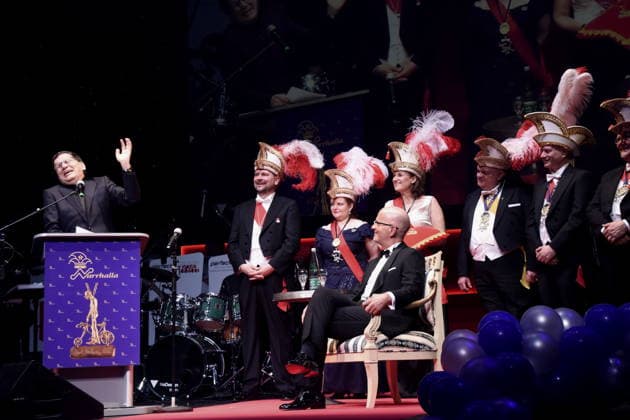 Laudator Moritz Netenjakob Autor Kabarettist Matthias Stolz Narrhalla Praesident mit Praesidium Christoph Maria Herbst Schauspieler Karl Valentin Orden Preistraeger 2026 Muenchen 31.01.2026 Deutsches Theater Grossen Narrhalla Ball SoirÃ e Muenchner Leben mit Verleihung des Karl-Valentin-Ordens 2026 an Christoph Maria Herbst Schauspieler Foto Muenchen