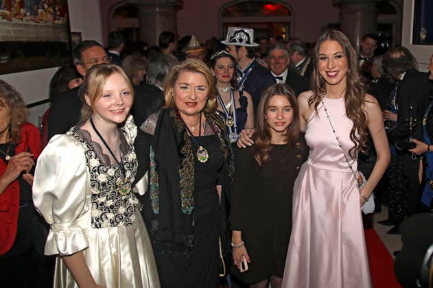 Angelina Wiedl, Angela Wiedl, Ruby Siegel und Alana Siegel beim Großen Narrhalla Ball SoirÃ e Münchner Leben mit der Verleihung vom Karl-Valentin-Orden im Deutschen Theater. München, 31.01.2026
