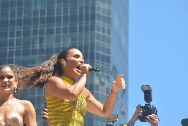 RECORD DATE NOT STATED Ivete Sangalo s Seraqabre block in Rio de Janeiro Rio de Janeiro, RJ. 01 02 2026 - Seraqabre Ivete Sangalo Centro RJ - The highly anticipated pre-Carnival bloco, Seraqabre, featuring singer Ivete Sangalo, debuts this Sunday morning, February 1st, on the Preta Gil circuit on Rua Primeiro de Marco in downtown Rio de Janeiro. The event, open to the public, draws thousands of revelers. (Foto: Fausto Maia Thenews2 imago images) Ivete Sangalo s Seraqabre block in Rio de Janeiro  Copyright: xFaustoxMaiax